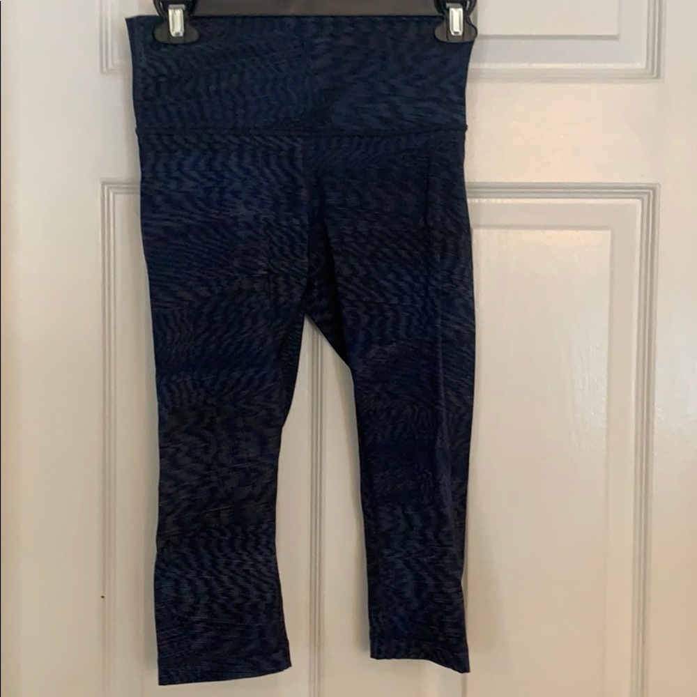 Lululemon size 6 winder under Capri
